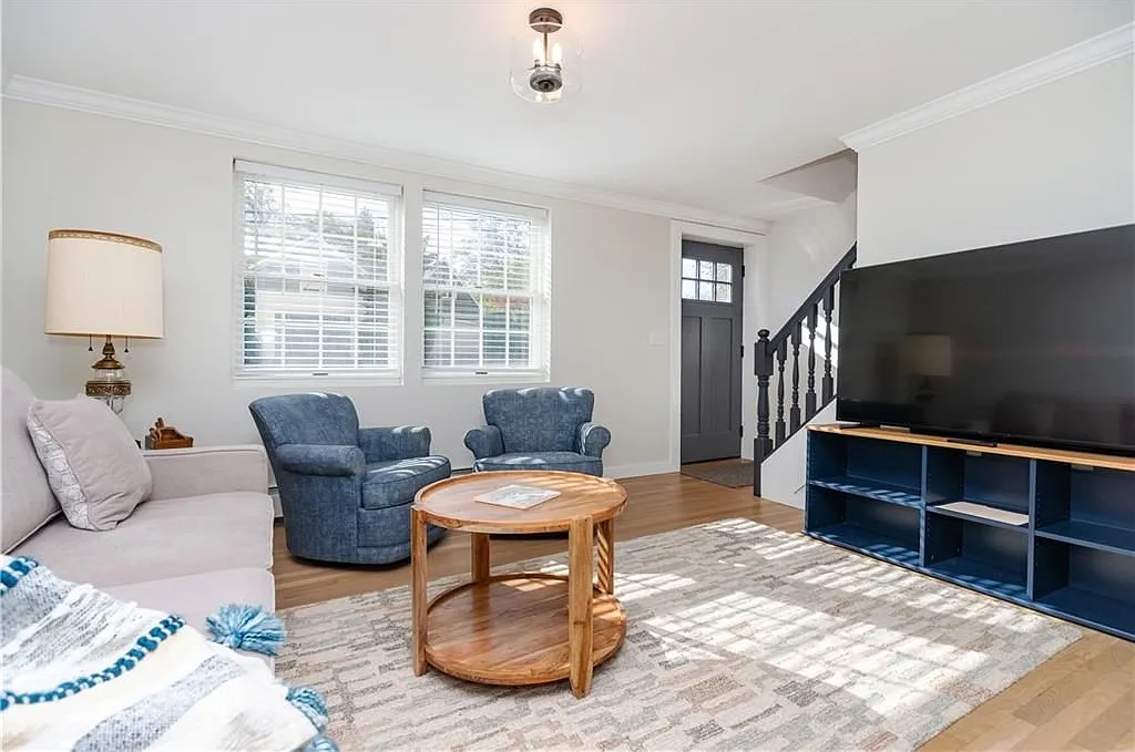 2 bed, 1.0 bath, 1247 sqft, $2,200 — Photo 2