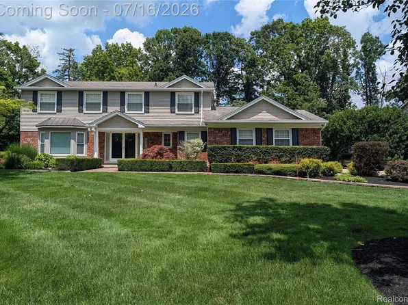 2374 Kingsbury Dr, Troy, MI 48098
