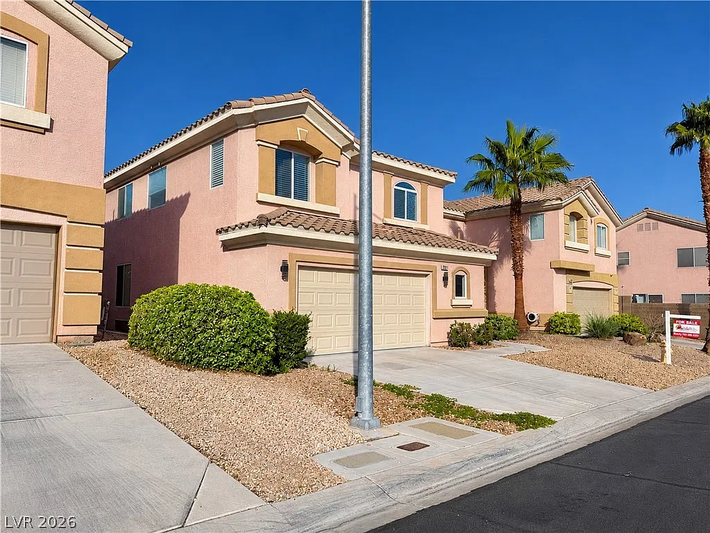 4 bed, 2.5 bath, 2396 sqft, $2,350 — Photo 2