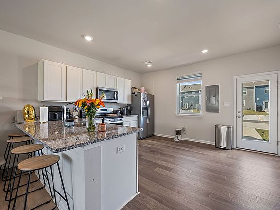 5th image of 203 Ridgely Blvd