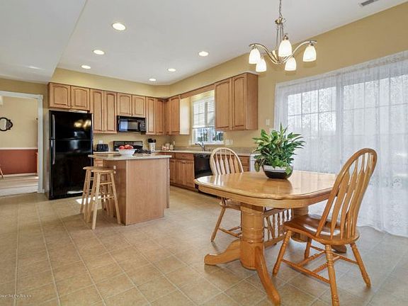 5th image of 30 Brittany Dr