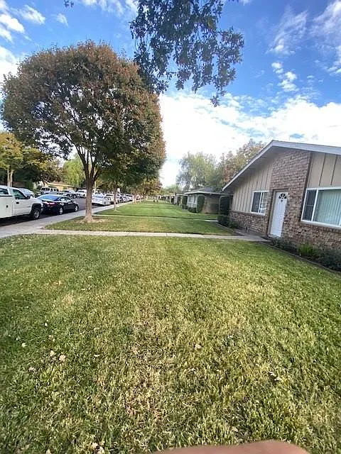 2140 Chrysler Dr — Photo 2