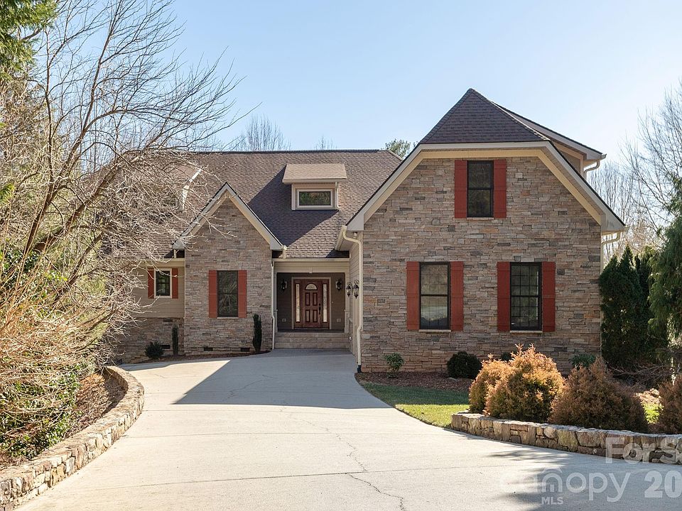 1st image of 16 Winterberry Dr