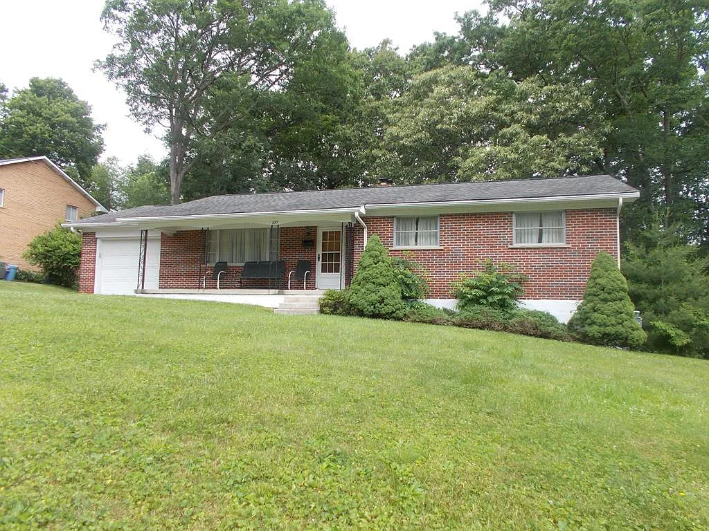 105 Hart St photo 1