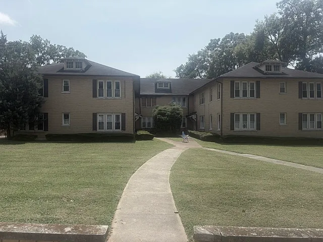 2 bed, 1100 sqft, $1,600 — Photo 2