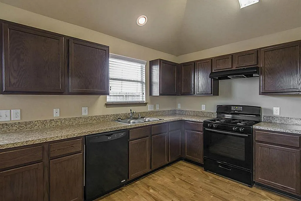 4 bed, 2.0 bath, 1433 sqft, $1,845 — Photo 4