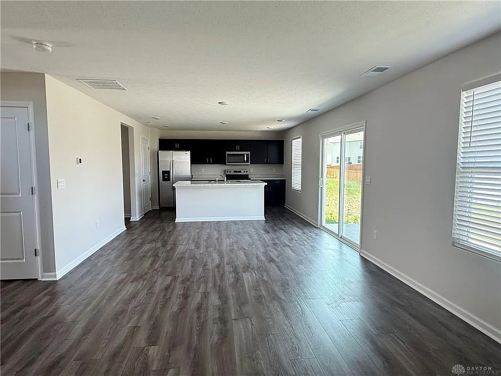 4 bed, 2.5 bath, 2053 sqft, $2,500 — Photo 4
