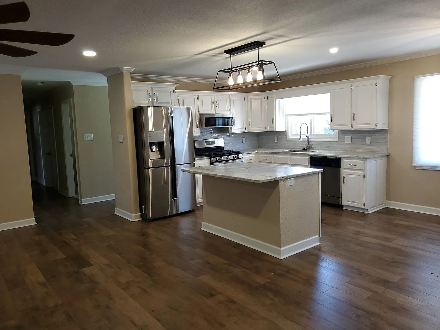 Beautiful Family Home with Neighborhood Lake Access — Photo 4