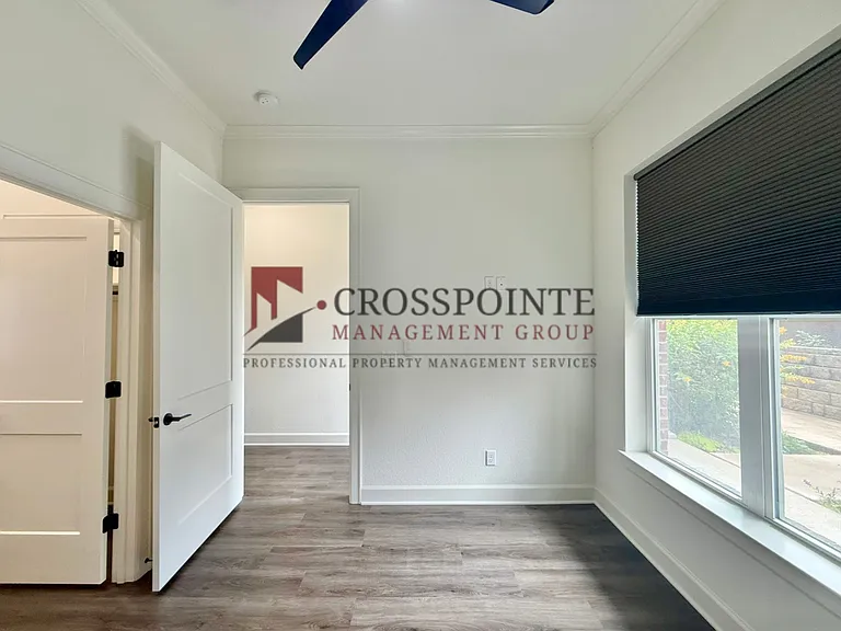 548 W Erwin St — Photo 3