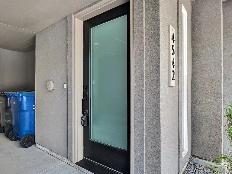 Carlsbad Crossing Townhomes - Attached Garage! — Photo 23