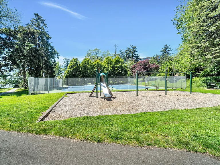 707 Esquimalt Rd — Photo 4
