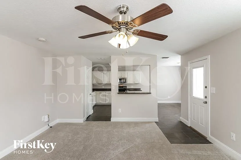 3 bed, 2.5 bath, 1569 sqft, $1,695 — Photo 4