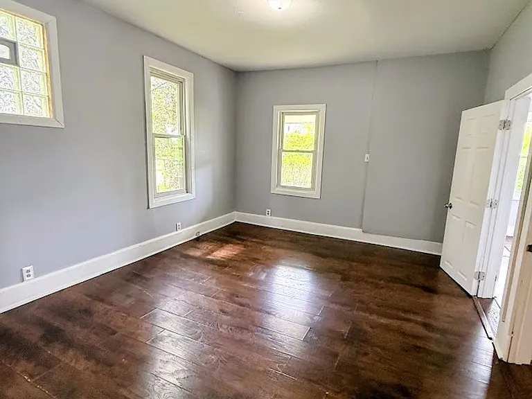 316 Young Ave NE — Photo 8