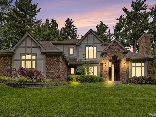 3050 High Hillcrest Dr, Howell, MI 48843