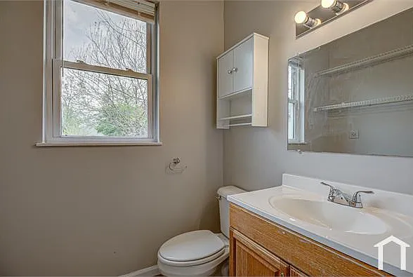 1915 Woodlawn Ave — Photo 6