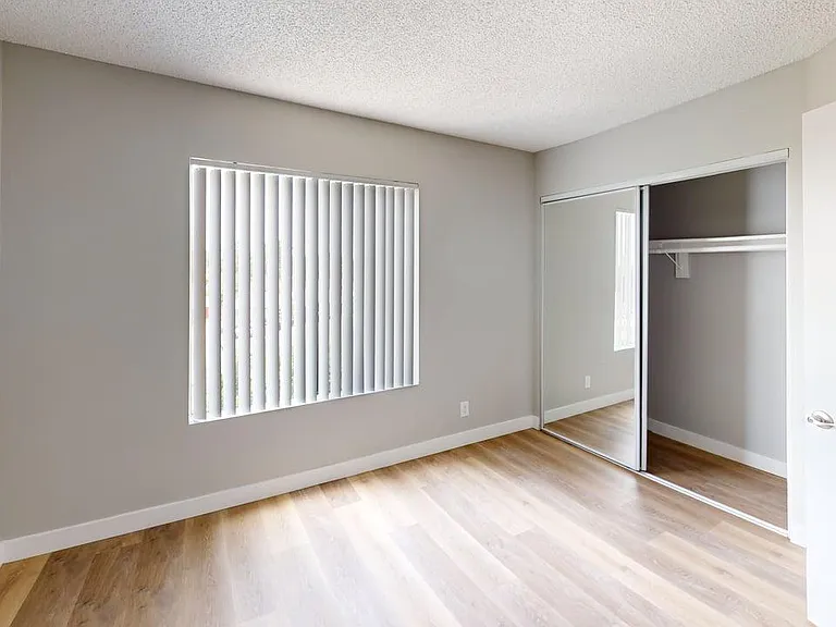 Chateau Regent Apartments — Photo 12