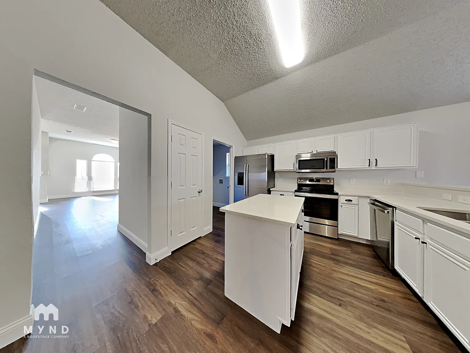 4 bed, 2.0 bath, 1880 sqft, $2,295 — Photo 2