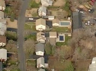 21 Perna Ln, Riverside, CT 06878