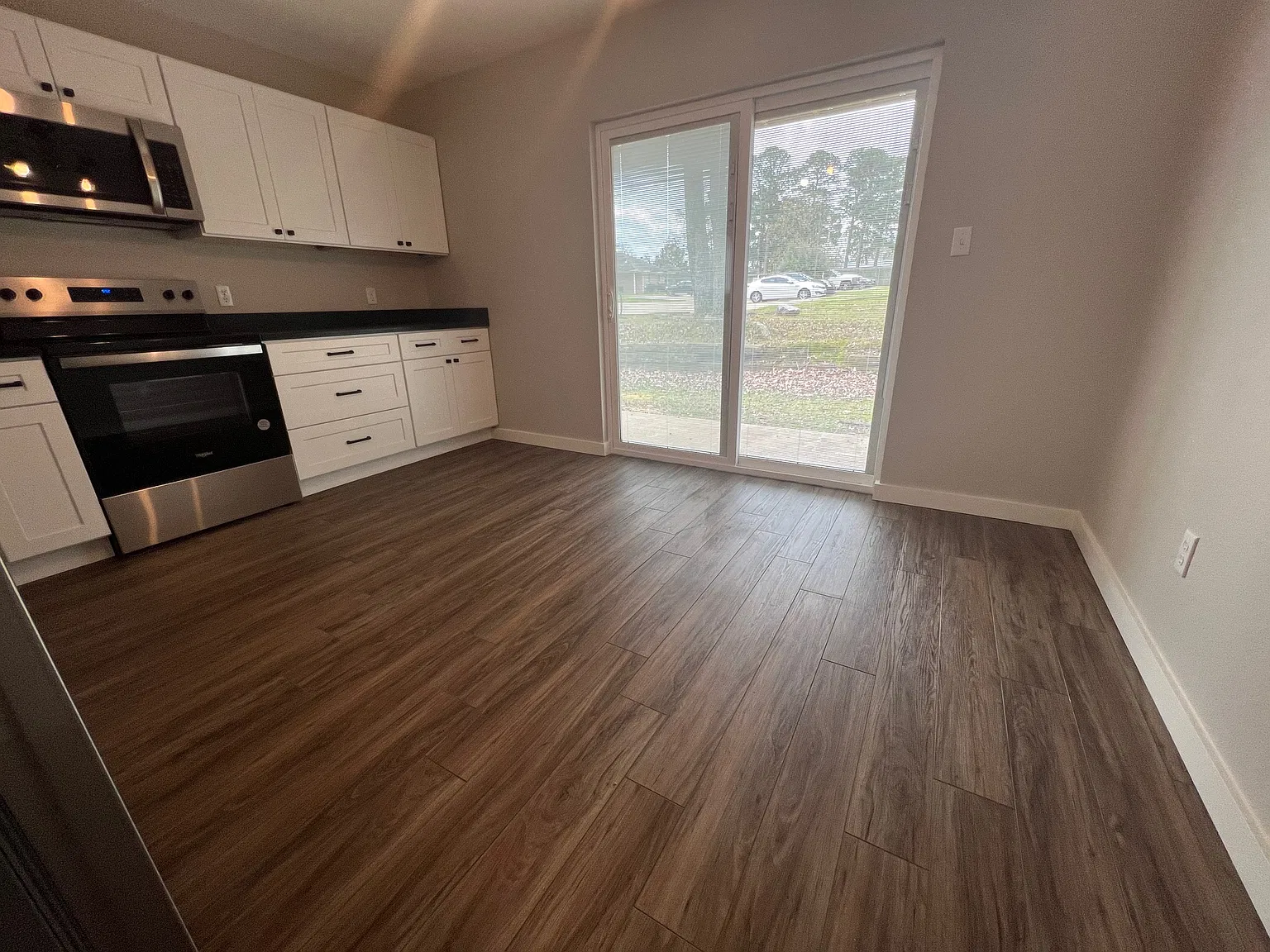Champion Pl Apts-IMMS - 617 — Photo 3