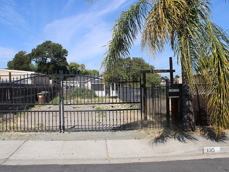 135 Poinsettia Ave — Photo 35