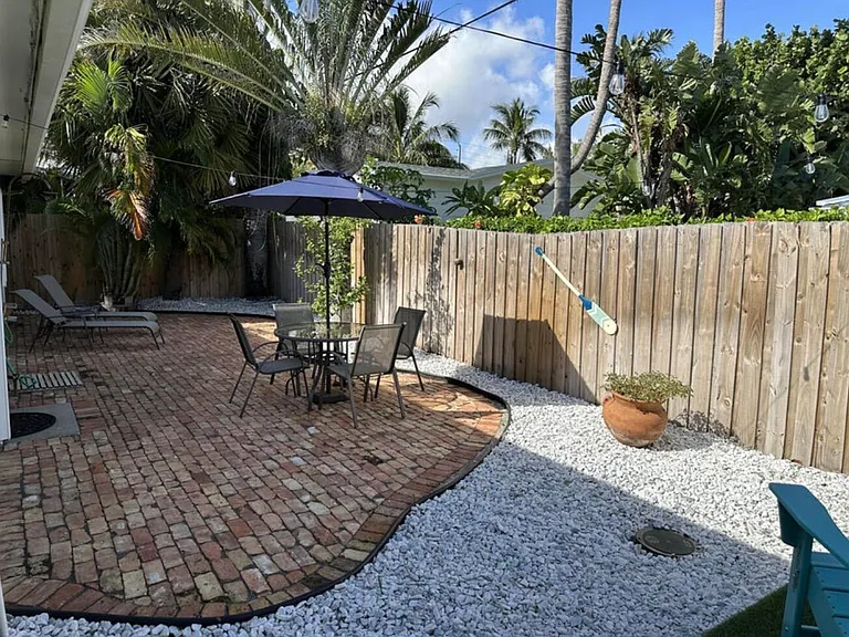 49 Douglas Dr — Photo 45