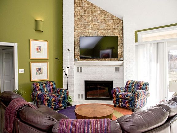 4th image of 609 S Turnberry Ln