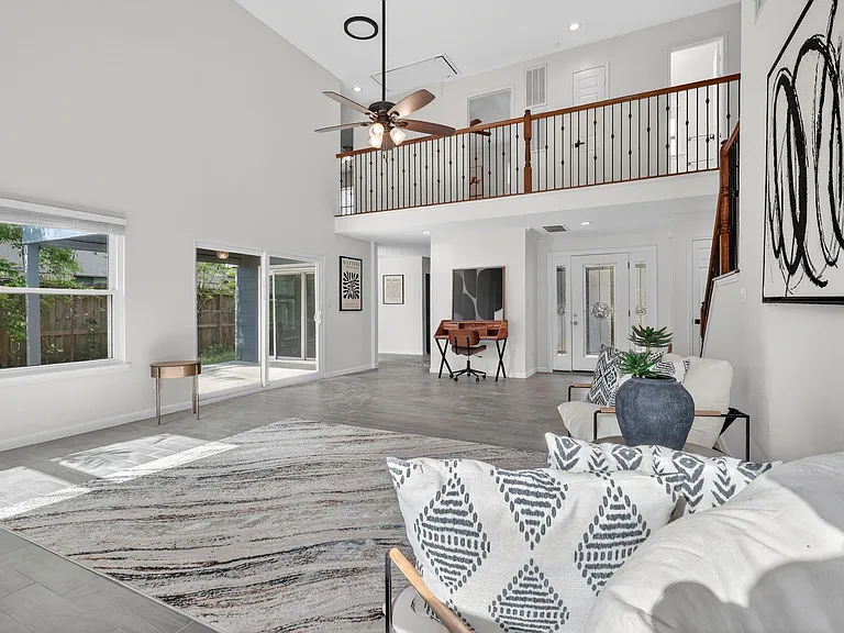 417 W Hillary Cir — Photo 15