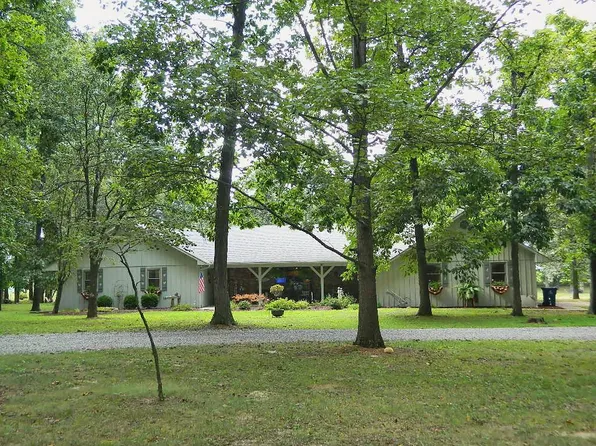 13 Esther Rd, Fairfield, IL 62837