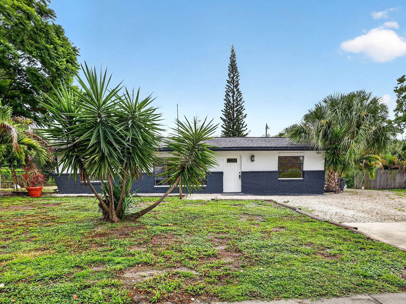3 bed, 2.0 bath, 1188 sqft, $2,200 — Photo 1