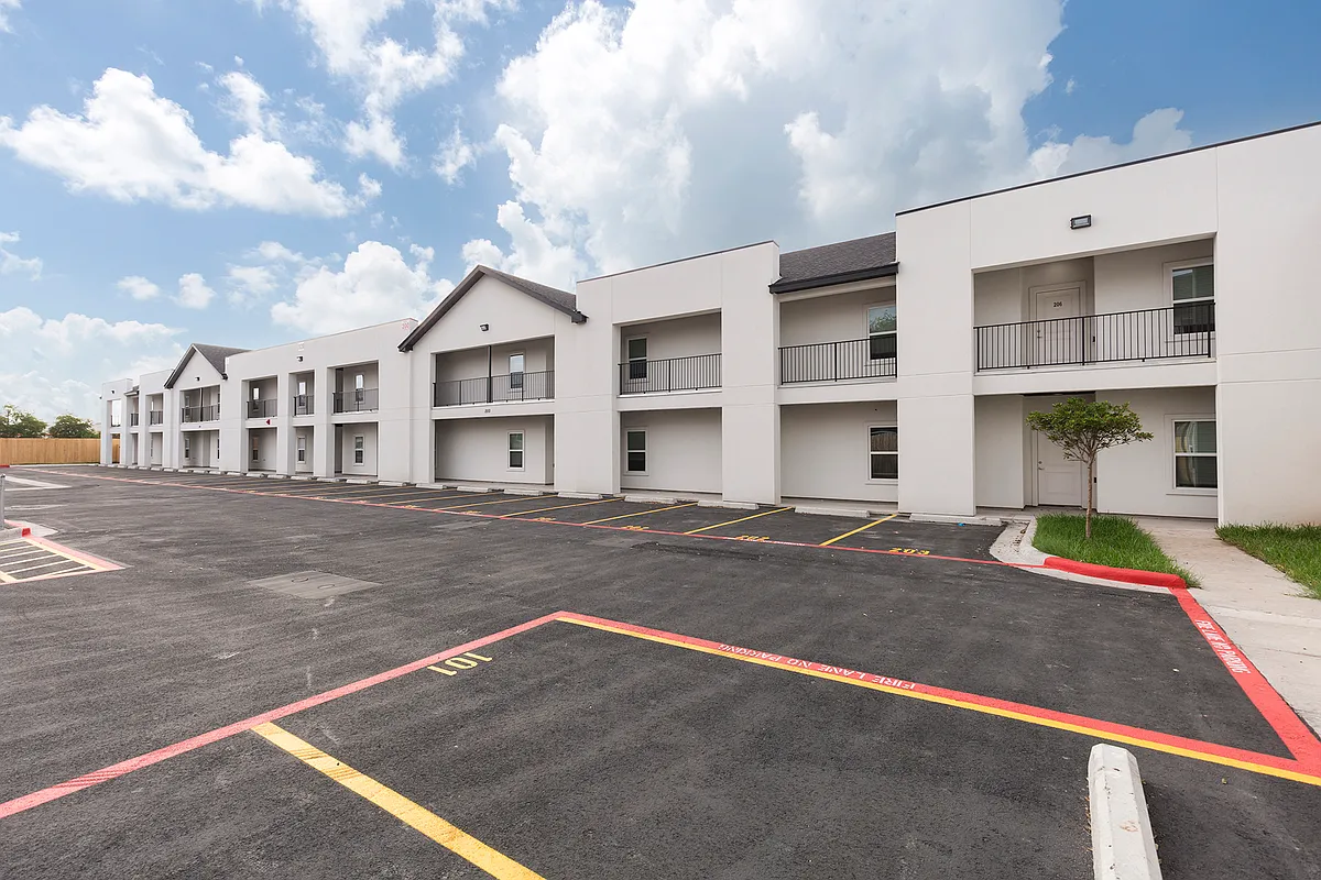 Building Photo - 820 E Cedar Ave
