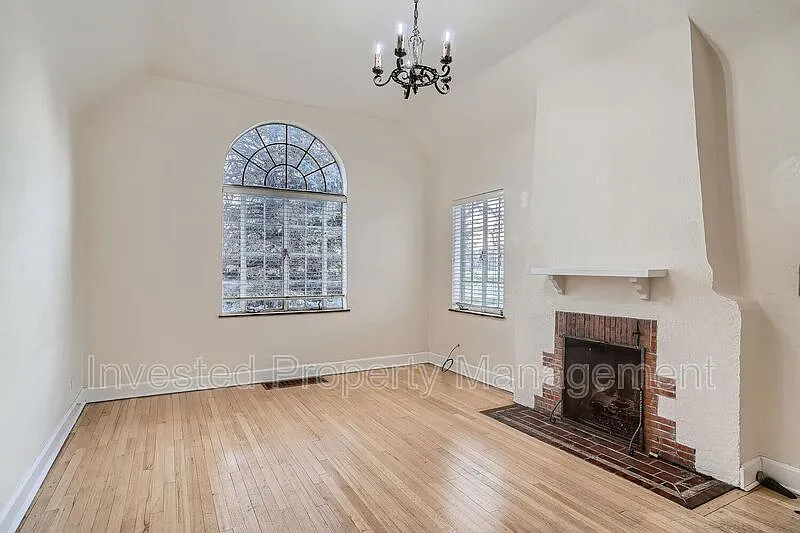 2 bed, 2.0 bath, 1896 sqft, $2,300 — Photo 2