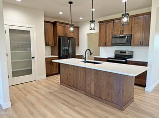 2912 Peach Tree Dr, Bismarck, ND 58504