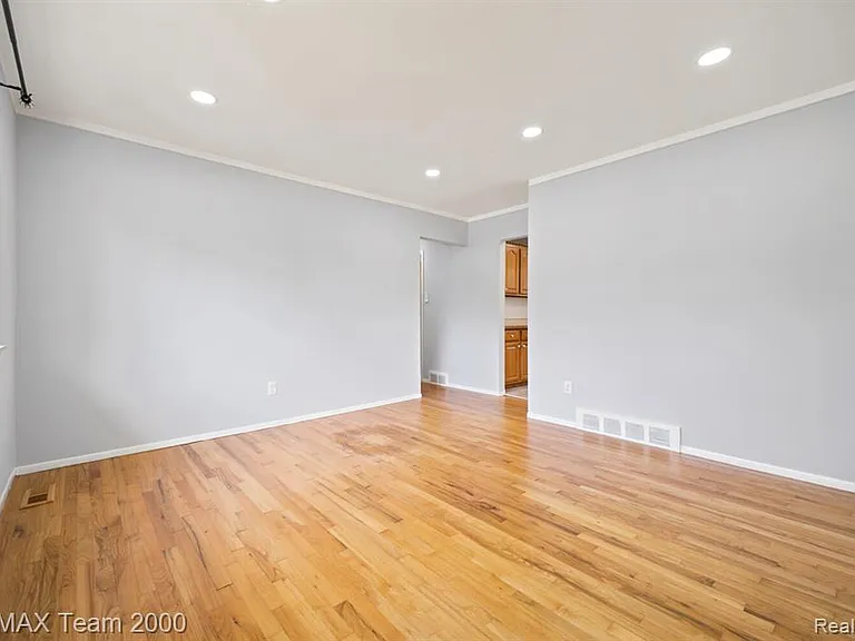 31906 Cambridge St — Photo 6