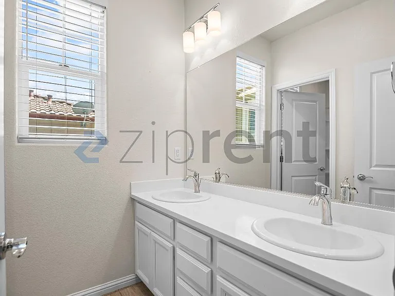 979 Princess Way — Photo 32
