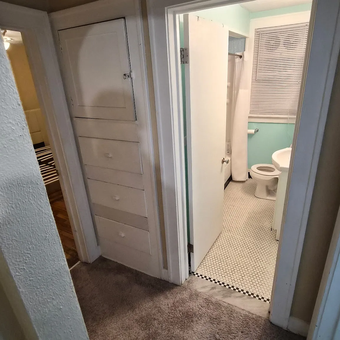2309 Burnside Ave — Photo 3