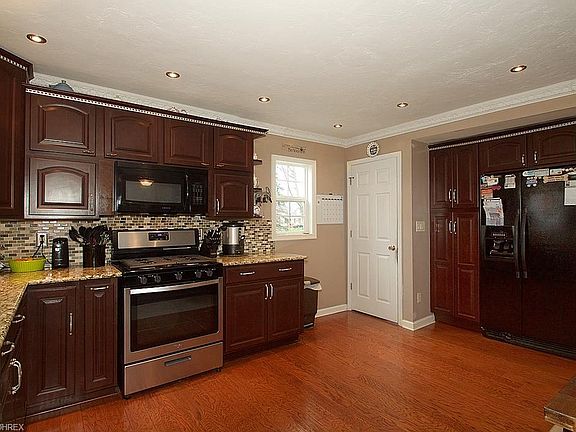 3rd image of 591 Bayridge Blvd
