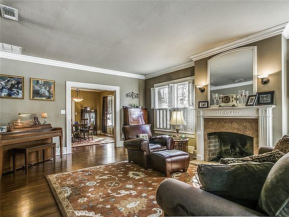 4th image of 2211 Pembroke Dr