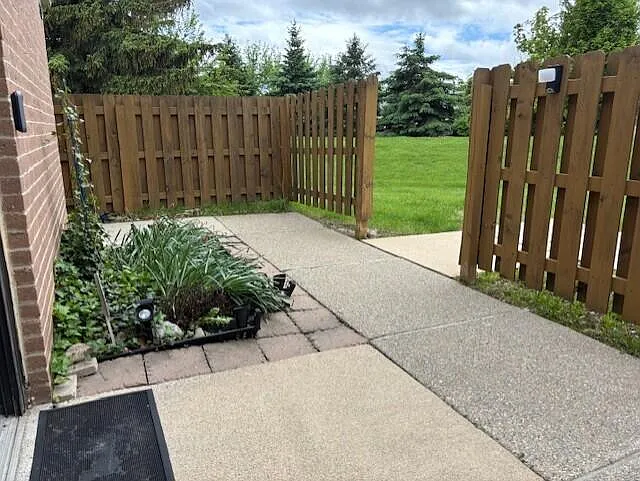 19255 Surrey Ln — Photo 28