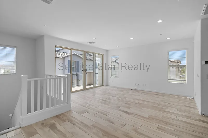 3 bed, 2.0 bath, 1310 sqft, $1,999 — Photo 3