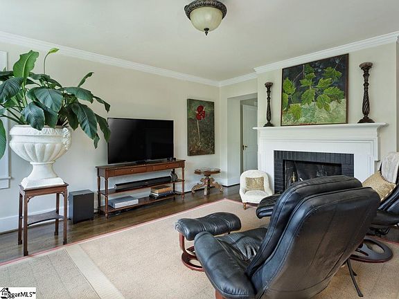 5th image of 102 Fairview Ave