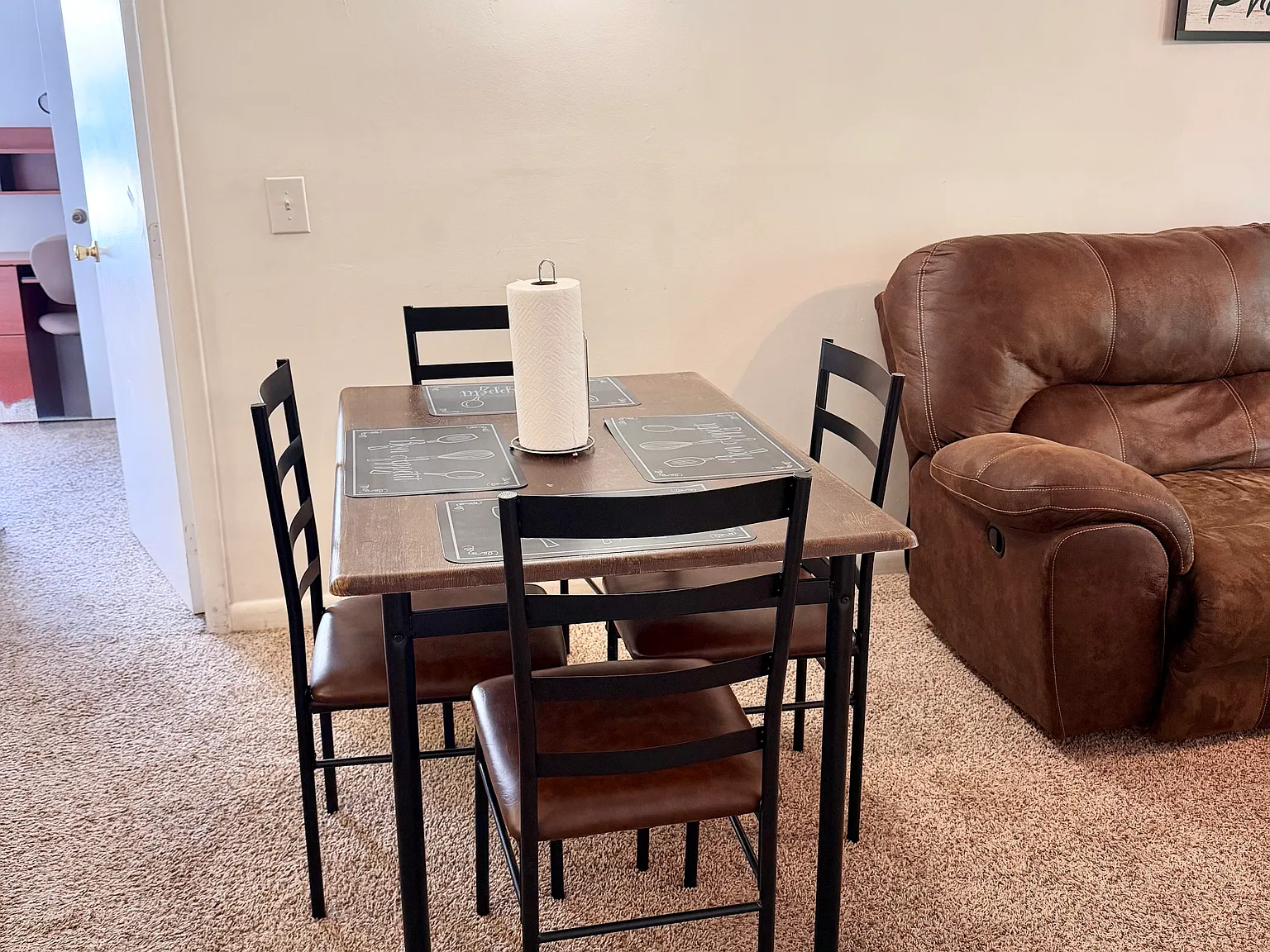 4 bed, 1250 sqft, $3,560 — Photo 3