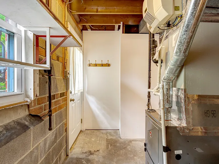 6717 Reynard Dr — Photo 37