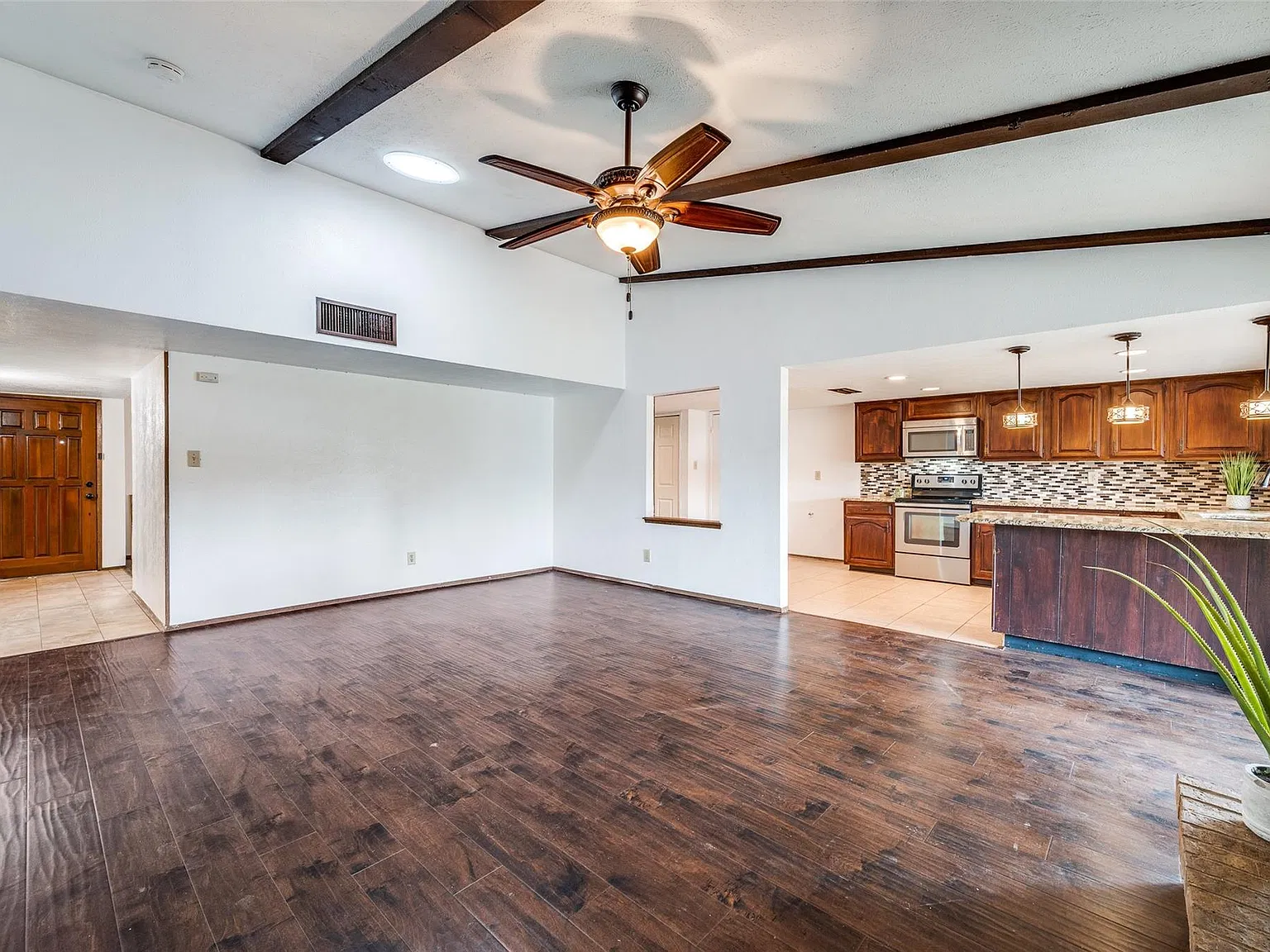 3 bed, 1846 sqft, $2,600 — Photo 2