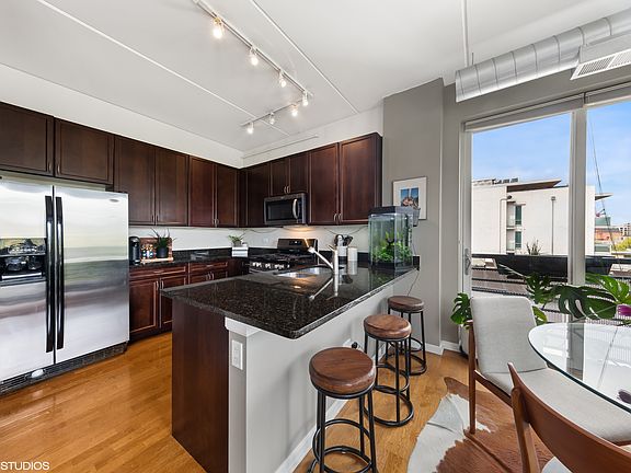 4th image of 873 N Larrabee St #79