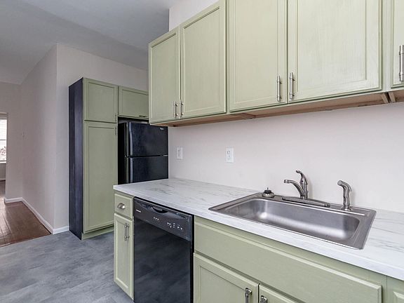 3rd image of 6318 Victoria Ave Floor 1