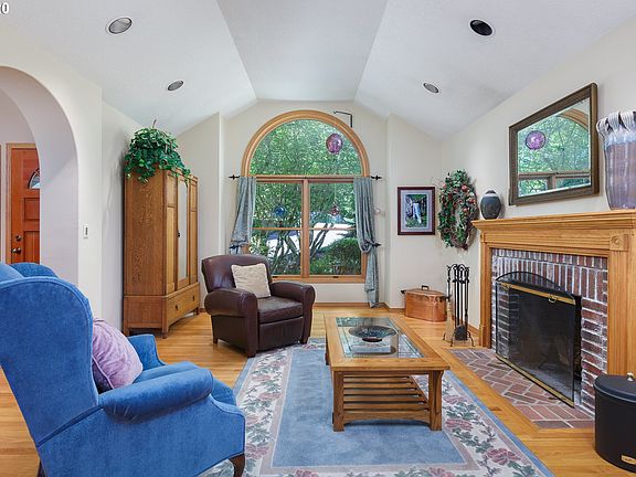 3rd image of 1276 NE Lakewood