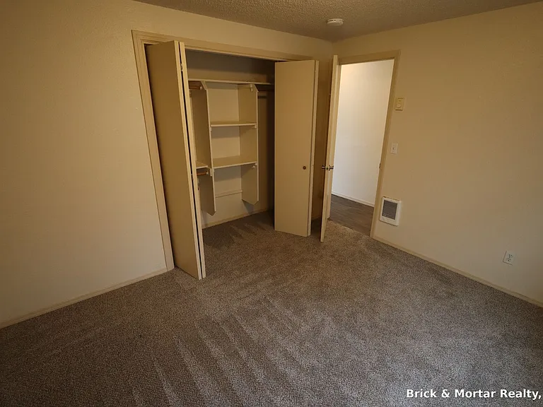 973 E Jefferson St #1-20 — Photo 6