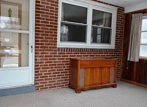 Nice enclosed front porch