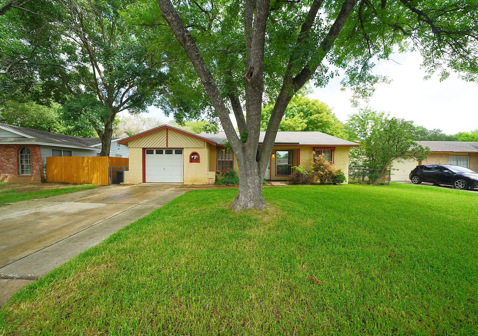 Schertz home now available in Parkland Village neighborhood. Realtor Commission: $500 — Photo 2
