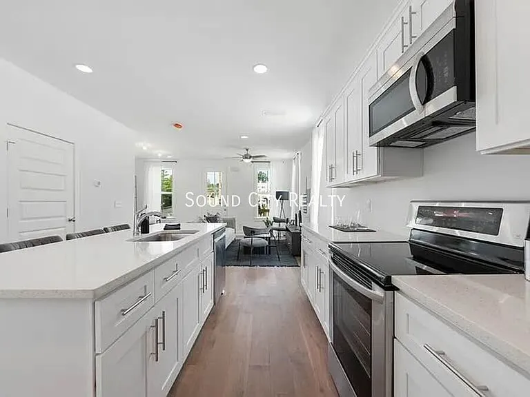 806 Briar Cir — Photo 3